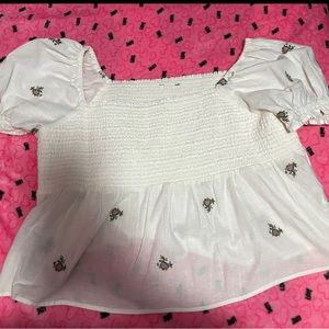 White Top w/ Florals (Negotiable
Prices & More Pictures Available 💘)